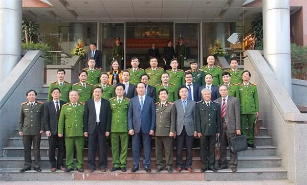 Chủ tịch nước Trần Đại Quang chụp ảnh lưu niệm với các đồng chí tham dự buổi làm việc.