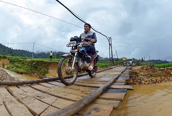 Người dân xã Nậm Khắt phải đi qua con sông bằng cầu tre, cầu tạm rất nguy hiểm khi mùa nước lũ. Người dân xã Nậm Khắt phải đi qua con sông bằng cầu tre, cầu tạm rất nguy hiểm khi mùa nước lũ.