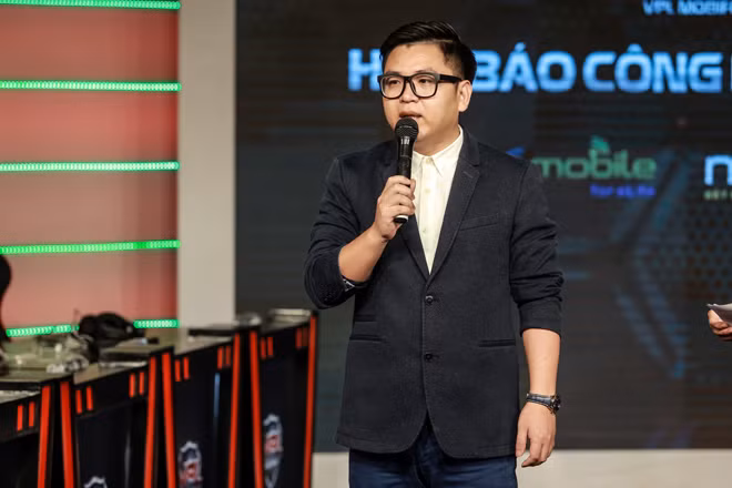 OOng Đào Quang Tuấn - Giám đốc Thể thao điện tử – Công ty VTC Dịch vụ Di động – Trưởng BTC giải đấu VPL MobiFone phát biểu tại lễ khai mạc.