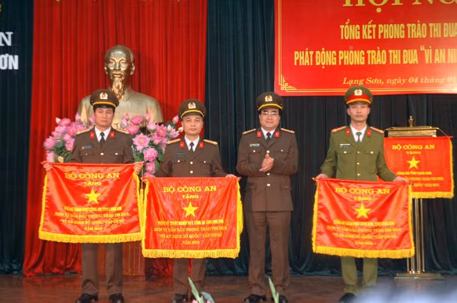 Thừa ủy quyền của Bộ trưởng Bộ Công an, Đại tá Nguyễn Trung Thực, Giám đốc Công an tỉnh trao Cờ thi đua xuất sắc của Bộ Công an cho các tập thể