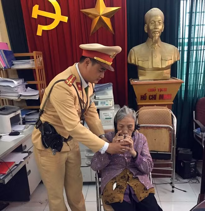 Cụ bà 82 tuổi bị lạc được chiến sĩ Đội CSGT đưa về trụ sở chăm sóc và tìm lại gia đình. Cụ bà 82 tuổi bị lạc được chiến sĩ Đội CSGT đưa về trụ sở chăm sóc và tìm lại gia đình.