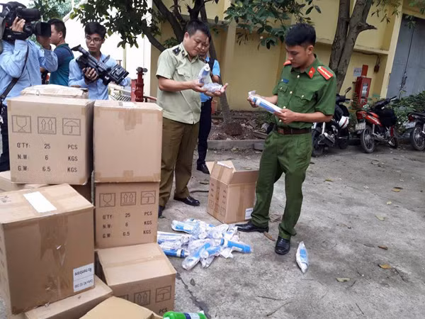 Lực lượng chức năng đang kiểm tra kho hàng có chứa lọc nước giả gắn mác "xịn"