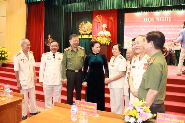 Chủ tịch Quốc hội Nguyễn Thị Kim Ngân; Bộ trưởng Tô Lâm với các đại biểu.