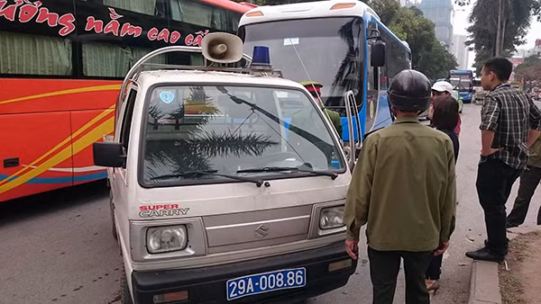 Xử lý nghiêm xe dừng đỗ trên đường Kim Đồng