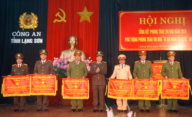 Thừa ủy quyền của Bộ trưởng Bộ Công an, Đại tá Nguyễn Trung Thực, Giám đốc Công an tỉnh trao Cờ thi đua xuất sắc của Bộ Công an cho các cá nhân