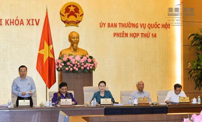 Phó Chủ tịch Quốc hội Phùng Quốc Hiển chủ trì thảo luận