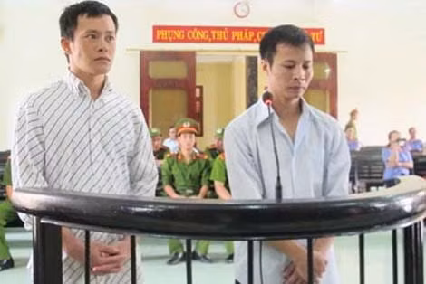 Hai bị cáo tại phiên tòa sơ thẩm. Hai bị cáo tại phiên tòa sơ thẩm.