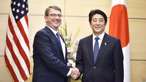 Bộ trưởng Quốc phòng Mỹ Ashton Carter (trái) và Thủ tướng Nhật Bản Shinzo Abe tại Tokyo, ngày 8/4/2015.