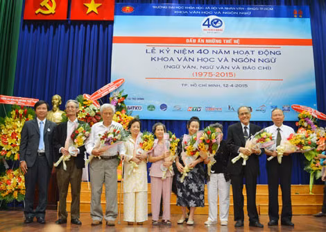 PGS.TS Đoàn Lê Giang, Trưởng khoa Văn học và Ngôn ngữ tặng hoa và kỷ niệm chương cho các cựu giảng viên của Khoa.