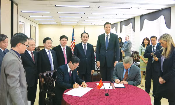Bộ trưởng Trần Đại Quang và Ngài James Comey, Giám đốc Cơ quan Điều tra Liên bang Hoa Kỳ (FBI) chứng kiến lễ ký Thư thỏa thuận về việc Cơ quan Điều tra Liên bang Hoa Kỳ chuyển giao phần mềm giám định gen ADN cho lực lượng Cảnh sát Việt Nam.