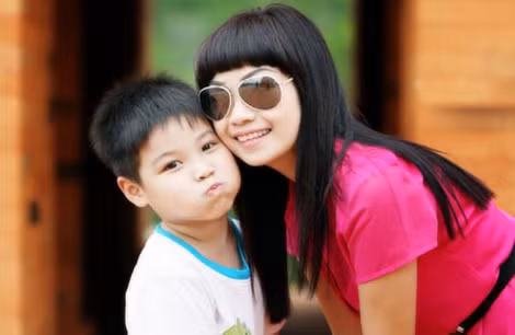 Ngọc Khuê và con trai. Ngọc Khuê và con trai.