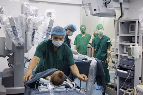 Một ca phẫu thuật nội soi bằng rôbốt ở Bệnh viện Nhi Trung ương. Một ca phẫu thuật nội soi bằng rôbốt ở Bệnh viện Nhi Trung ương.