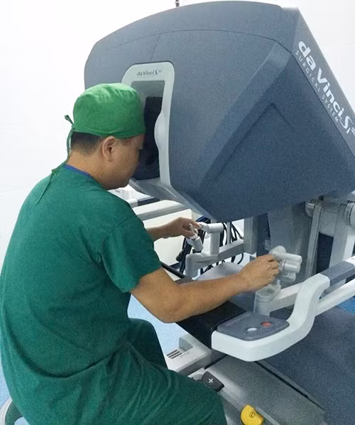 Bác sĩ Hiền đang điều khiển rôbốt từ hộp điều khiển của kỹ thuật viên. Bác sĩ Hiền đang điều khiển rôbốt từ hộp điều khiển của kỹ thuật viên.
