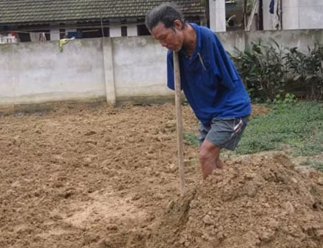 Mất đi đôi tay nhưng ông Tứ vẫn có thể làm được nhiều việc khác nhau.