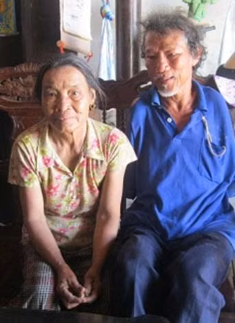 Vợ chồng ông Tứ bà Sự.