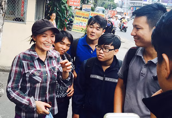 Niềm vui sướng tột độ của chị Hồng khi nhận tin báo từ Công an quận Tân Bình mời đến làm các thủ tục nhận lại số tiền 5 triệu yen.