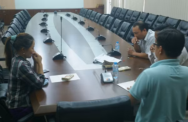 Cả cuộc đời người phụ nữ bán ve chai chưa bao giờ cầm được số tiền lớn như vậy cho nên khi vào phòng làm việc, chị Hồng vẫn tỏ ra e rè.