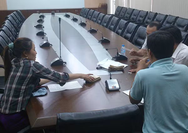 Đại diện ngân hàng giao lại số tiền 5 triệu yên cho chị Hồng kiểm kê lại trước khi bàn giao.