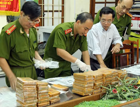 Các chiến sĩ Cảnh sát điều tra tội phạm ma túy kiểm tra tang vật một vụ án.