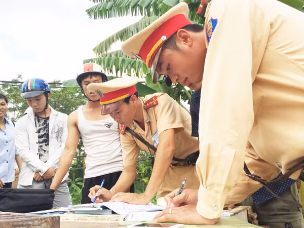 CSGT lập biên bản xử lý một số trường hợp vi phạm luật giao thông.