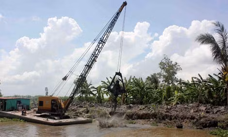 Người dân huyện Long Mỹ (Hậu Giang) nạo vét kênh mương nội đồng để trữ ngọt và ngăn mặn phục vụ sản xuất nông nghiệp.