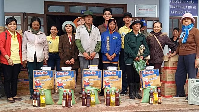 Những suất quà được trao tận tay người dân nghèo tại huyện miền núi Phước Sơn.