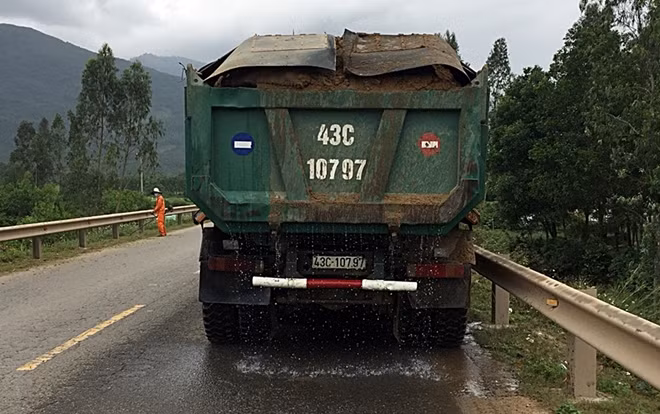 Chiếc xe tải với nhiều dấu hiệu vi phạm bị lực lượng CSGT ra tín hiệu dừng xe.