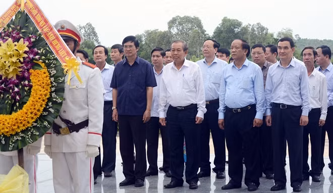 Phó Thủ tướng Thường trực Trương Hòa Bình cùng đoàn công tác, lãnh đạo tỉnh Quảng Nam đặt vòng hoa tưởng niệm các anh hùng, liệt sĩ, Mẹ Việt Nam anh hùng.