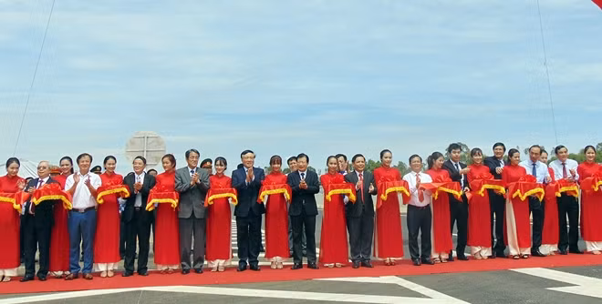 Phó Thủ tướng Trịnh Đình Dũng cùng các đại biểu cắt băng khánh thành, đưa vào khai thác toàn tuyến cao tốc Đà Nẵng - Quảng Ngãi.