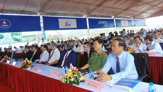 Đông đảo đại biểu tham dự buổi lễ.