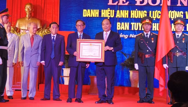 Thay mặt lãnh đạo Đảng, Nhà nước, Thủ tướng Nguyễn Xuân Phúc trao danh hiệu Anh hùng lực lượng vũ trang nhân dân cho Ban Tuyên huấn Khu ủy khu V.