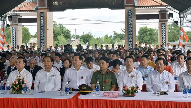 Đông đảo các tầng lớp nhân dân và lãnh đạo địa phương tham dự lễ khánh thành.