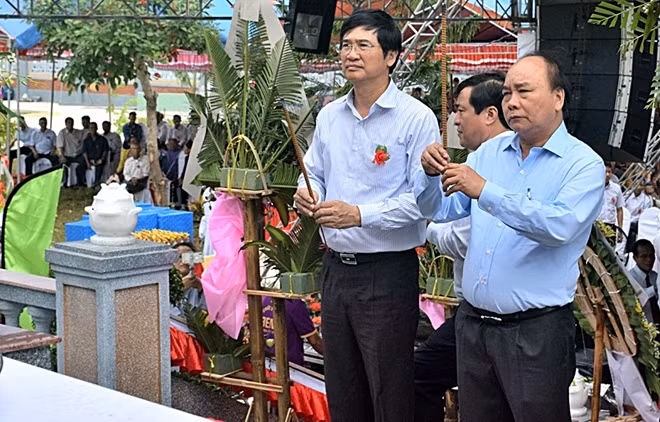 Thủ tướng Nguyễn Xuân Phúc dâng hương viếng anh linh các anh hùng liệt sĩ tại NTLS xã Quế Phú.
