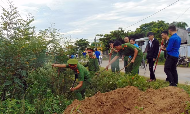 Hăng hái tham gia phát dọn, làm công trình công viên của thanh niên.
