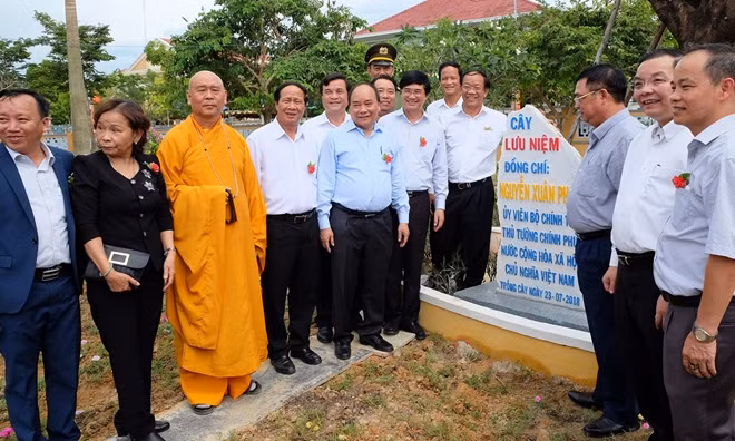 Thủ tướng Nguyễn Xuân Phúc chụp hình lưu niệm cùng các đại biểu dự lễ khánh thành.