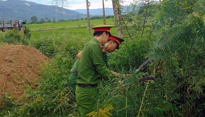 Hình ảnh đẹp của các chiến sĩ Công an ở vùng quê cách mạng.