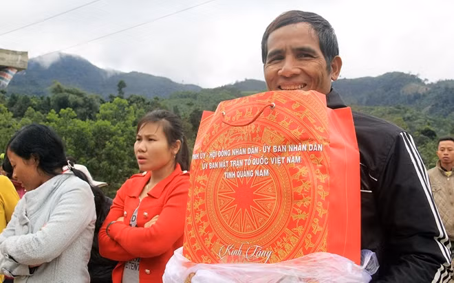 Người dân Trà Bui rất phấn khởi khi được nhận quà trước thềm năm mới.