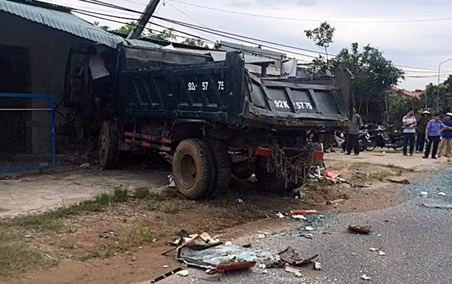 Xe tải đậu đỗ bên lề đường bị "vạ lây" đâm vào mái hiên nhà dân.