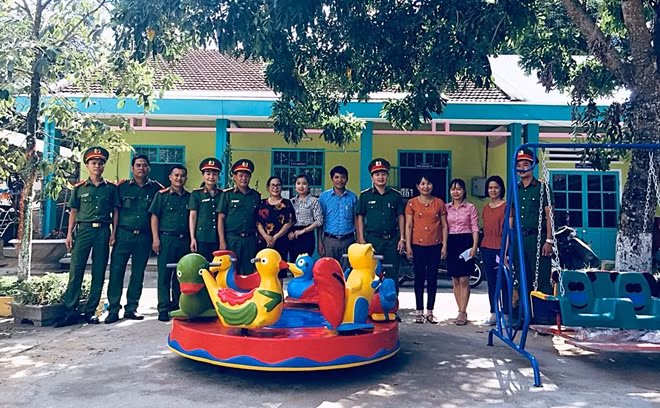 Cán bộ, học viên Trường Trung cấp CSND V cùng các cô giáo Trường Mầm non Sơn Ca xã Quế Thọ bên công trình khu vui chơi vừa hoàn thành.