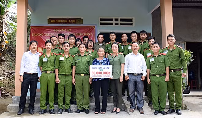 Cán bộ, học viên Trường Trung cấp CSND V bàn giao công trình sửa chữa nhà cho bà Đỗ Thị Hữu (xã Bình Lâm, huyện Hiệp Đức).