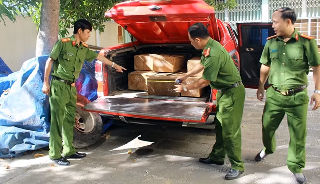 Lực lượng Cảnh sát kinh tế Quảng Nam kiểm đếm gỗ lậu trên ôtô bán tải.