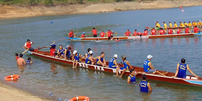 Sau khi về đích đầu tiên, các thành viên của đội thuyền đua huyện Bắc Trà My thoải mái thư giãn.