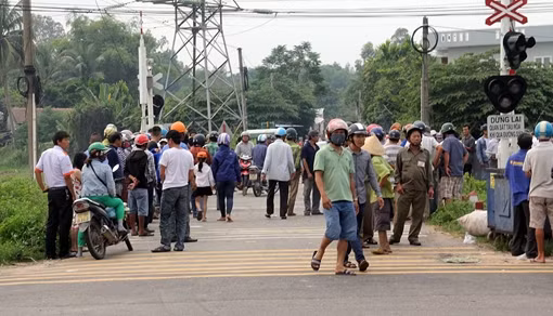 Băng qua đường ngang, người đàn ông bị tàu kéo lê trăm mét tử vong
