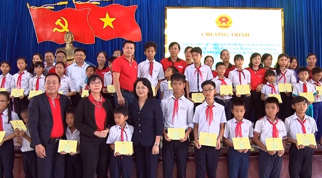 Phó Chủ tịch nước Đặng Thị Ngọc Thịnh trao học bổng cho học sinh nghèo hiếu học thị xã Điện Bàn.