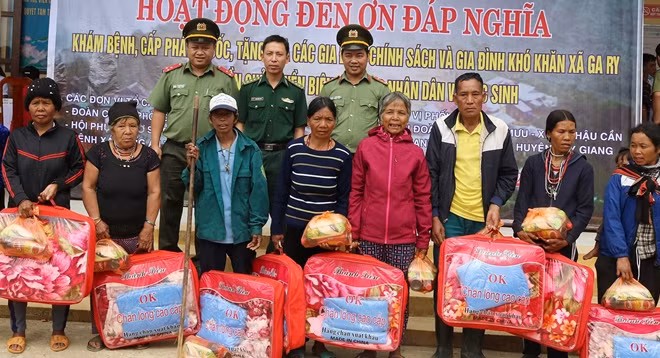 Tuổi trẻ Công an Quảng Nam tặng quà cho các gia đình chính sách xã Ga Ri, huyện Tây Giang.