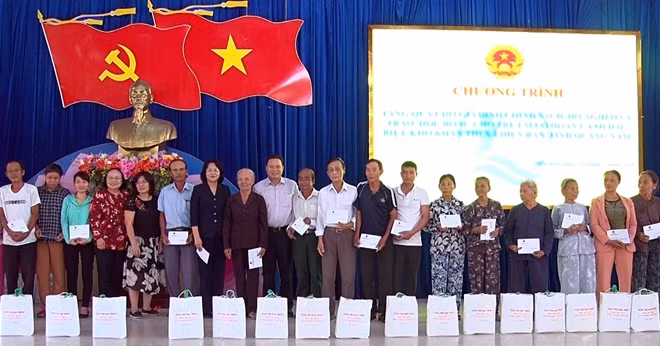 Những suất quà ấm áp nghĩa tình được Phó Chủ tịch nước Đặng Thị Ngọc Thịnh trao tặng cho các gia đình chính sách trên địa bàn tỉnh Quảng Nam.