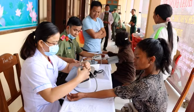 Khám bệnh, cấp phát thuốc miễn phí cho người dân vùng biên giới.