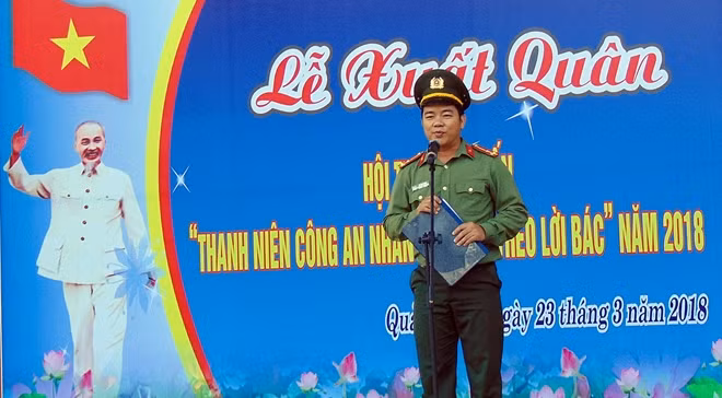 Thượng úy Lê Văn Thắng, Bí thư Đoàn Thanh niên Công an tỉnh Quảng Nam, phát lệnh xuất quân, hành quân tham gia hội trại.