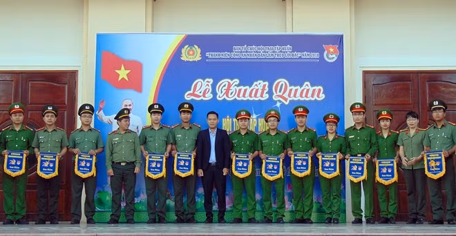 Tặng Cờ lưu niệm cho Công an các đơn vị, địa phương tham gia hội trại.