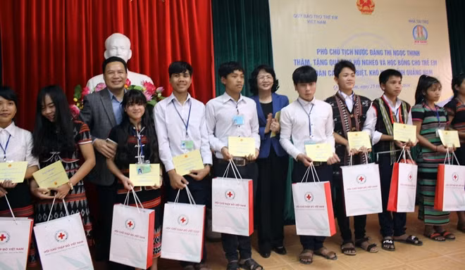 Phó Chủ tịch nước Đặng Thị Ngọc Thịnh trao học bổng cho học sinh nghèo hiếu học huyện Tây Giang, tỉnh Quảng Nam.